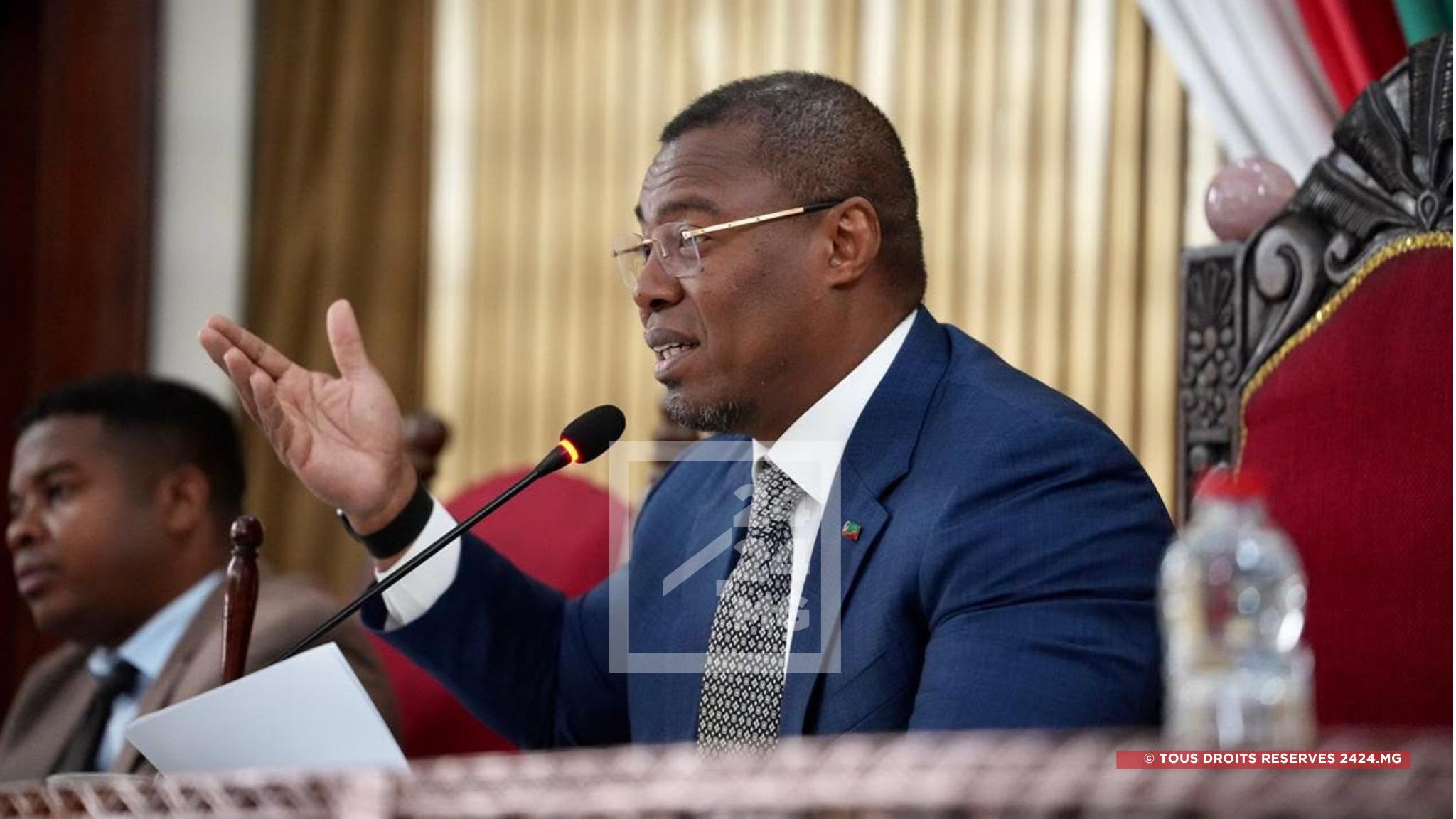 FISCALITÉ – Siteny Randrianasoloniaiko plaide pour la suppression de la TVM et le renforcement des sanctions en cas de contravention routière