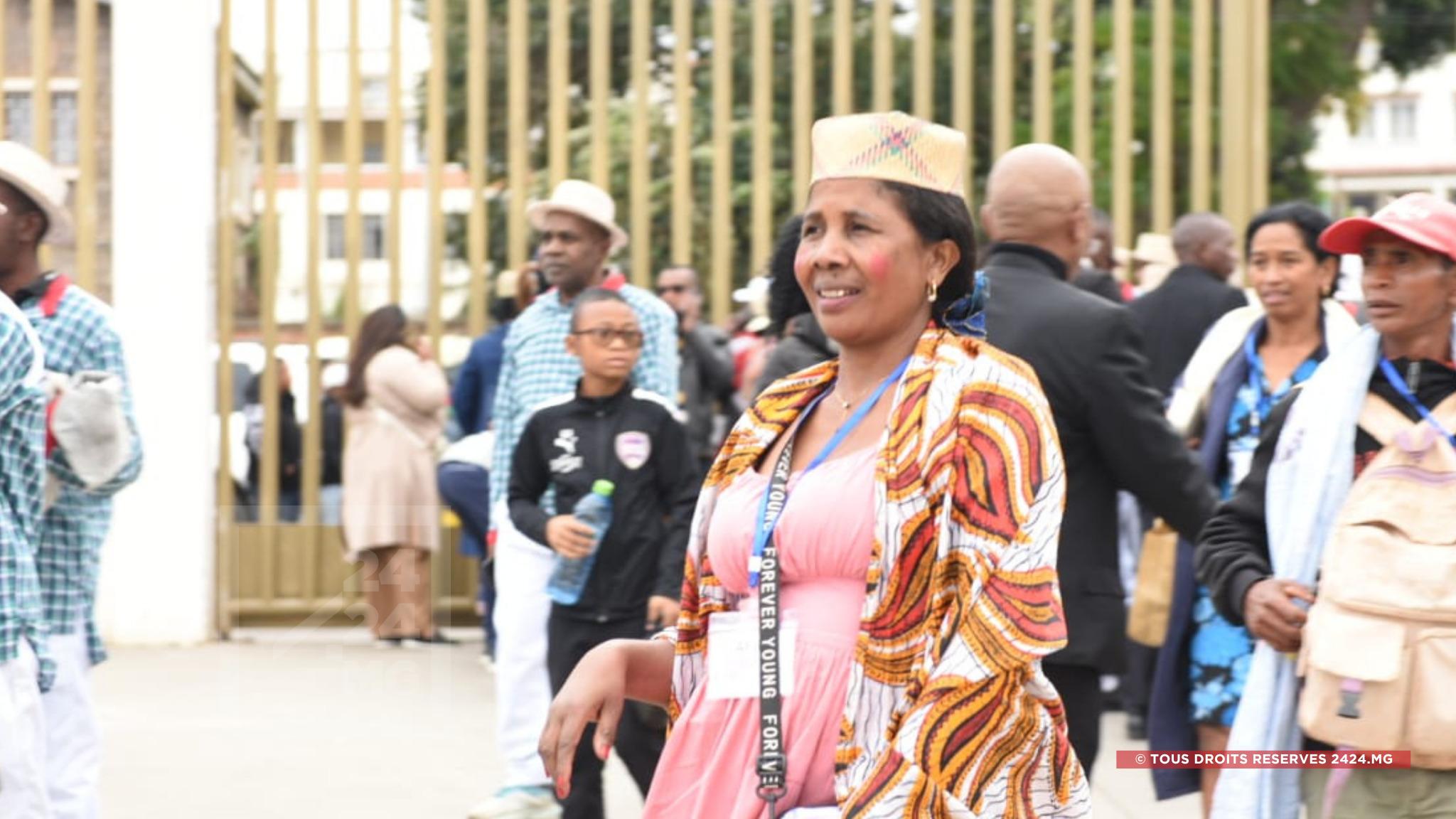 CULTURE – Le port de la tenue malgache officiellement réglementé chaque vendredi dans l’administration publique