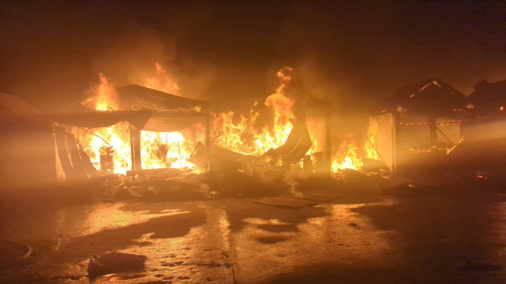 CATASTROPHE – Un mort, un blessé et près de 3 200 kiosques ravagés par l’incendie du Bazary Kely de Toamasina