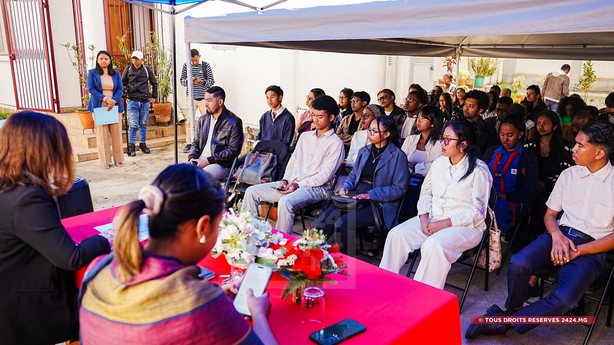 ENGAGEMENT – Dix jeunes Malgaches en partance pour la France pour des missions de volontariat