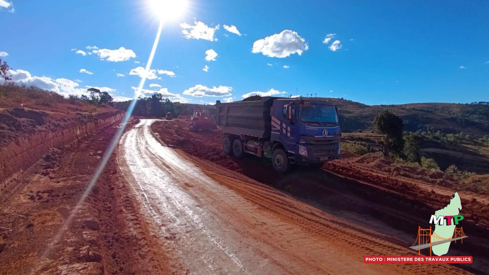 INFRASTRUCTURE – Les travaux sur les 20 premiers kilomètres de la route vers le futur barrage de Sahofika sur la bonne voie