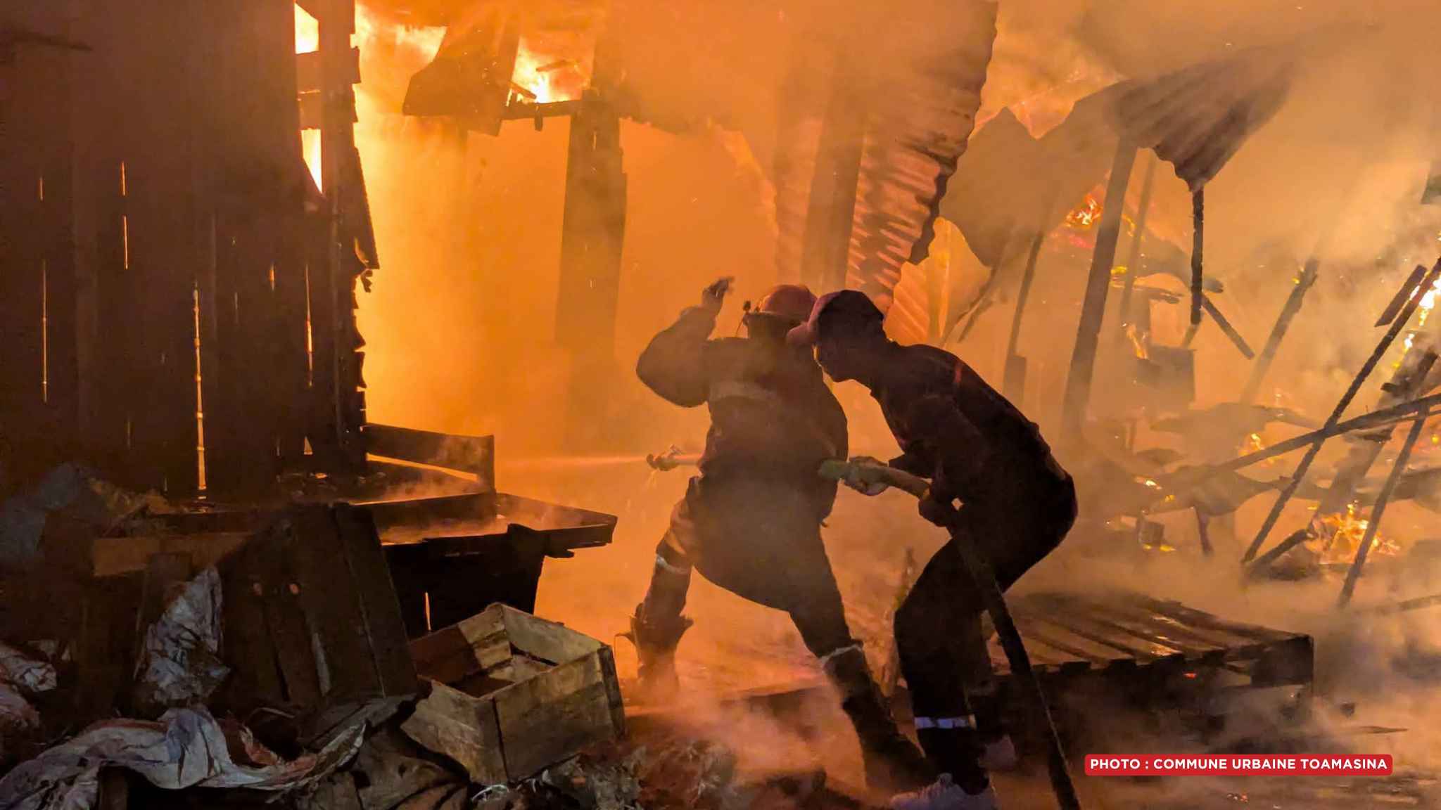 CATASTROPHE – Un violent incendie frappe le Bazary Kely de Toamasina dans la nuit du dimanche à lundi
