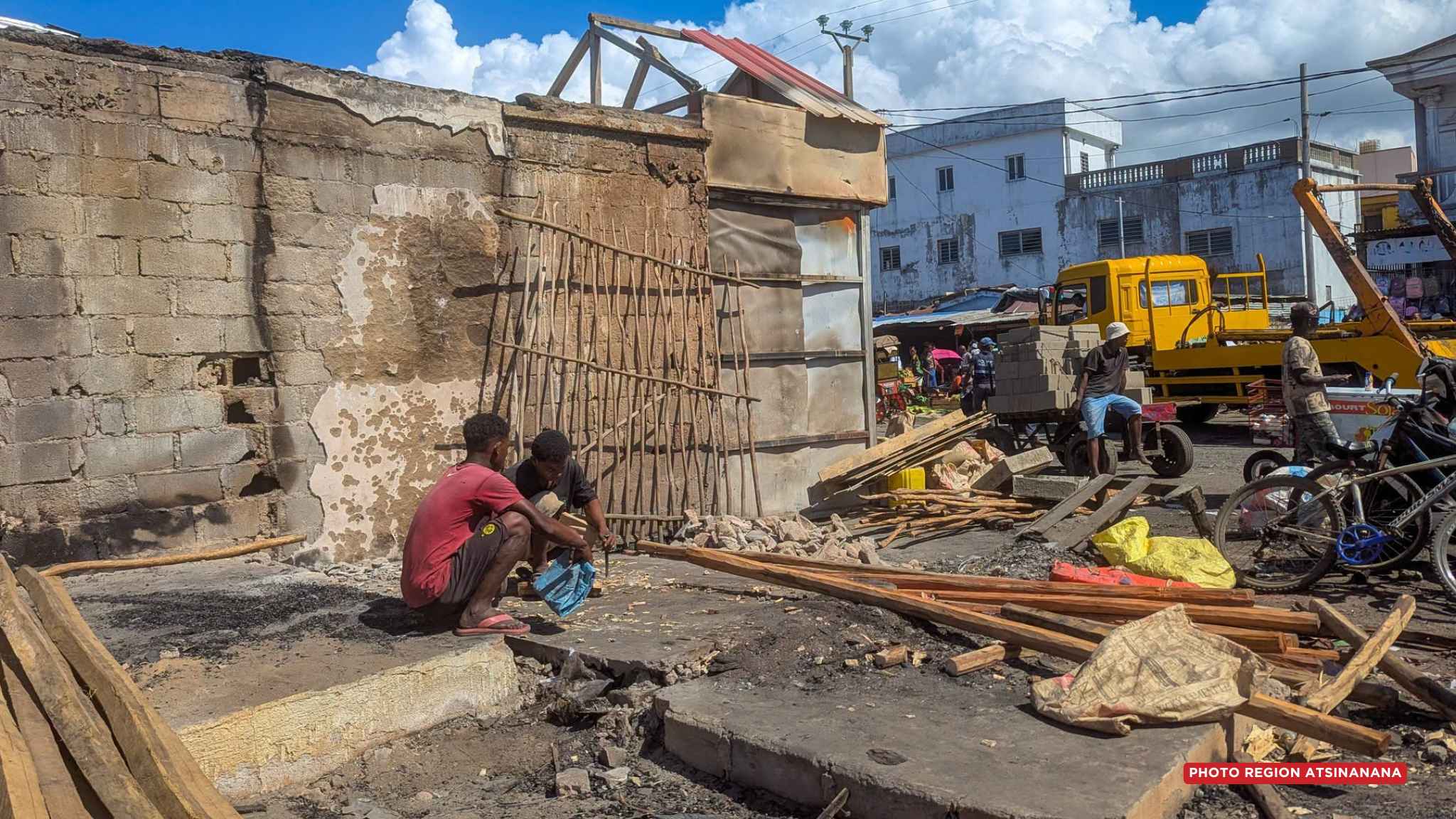 TOAMASINA – Les commerçants de Bazary Kely reconstruisent progressivement leurs kiosques détruits par l’incendie