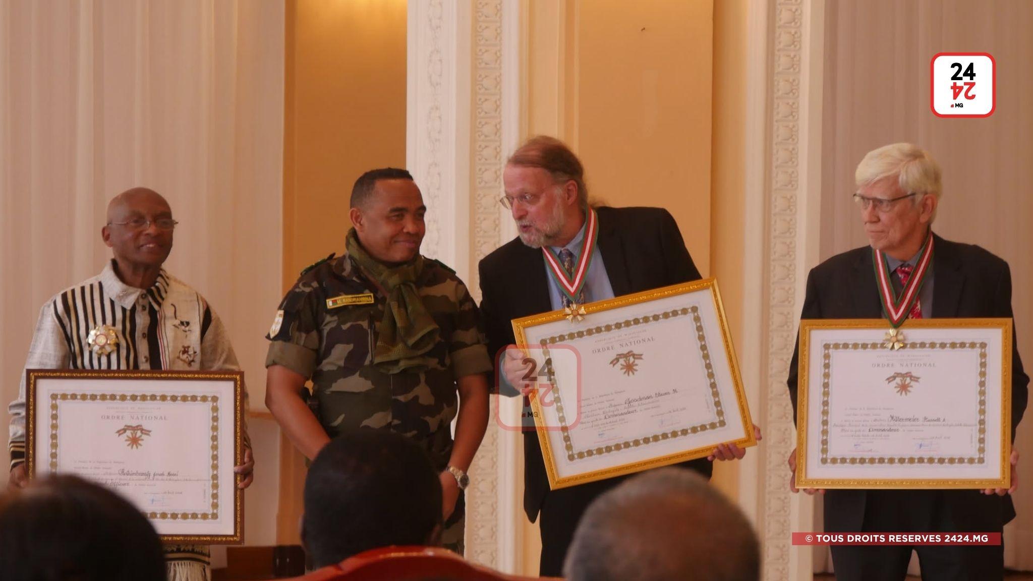 ENVIRONNEMENT – Le professeur Jonah Ratsimbazafy élevé au grade de Grand Officier de l’Ordre national
