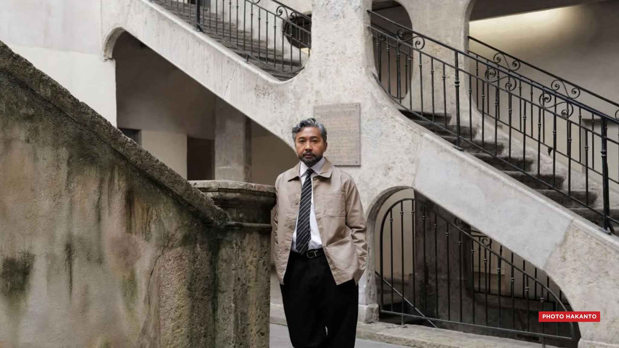 CULTURE – Joël Andrianomearisoa fait parler les cordes et leurs mémoires à la Biennale d’art contemporain de Lyon