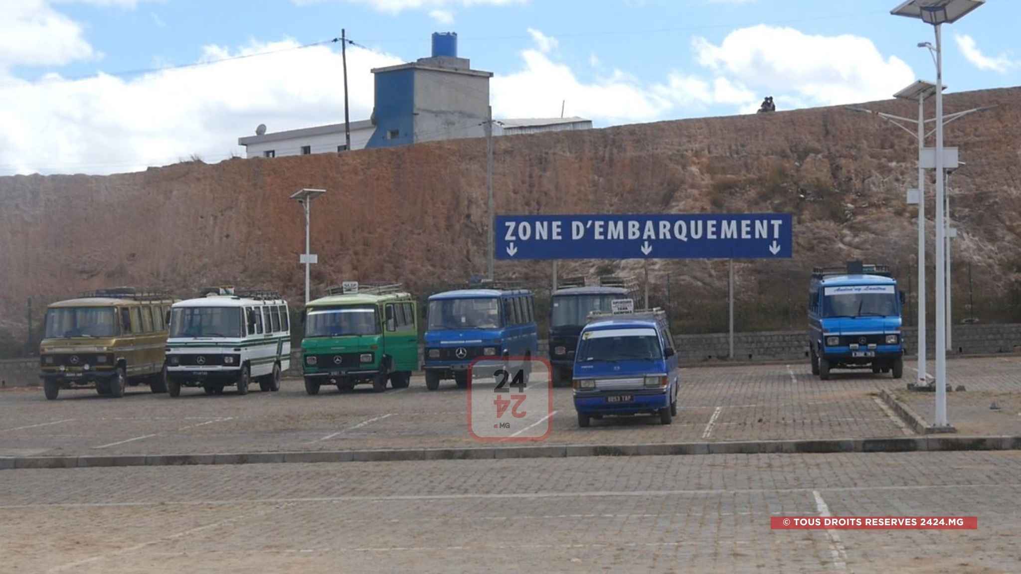 INFRASTRUCTURE – Vendeurs ambulants, rabatteurs, constructions en bois et maisons de passe interdits autour de la gare routière d’Amoronakona