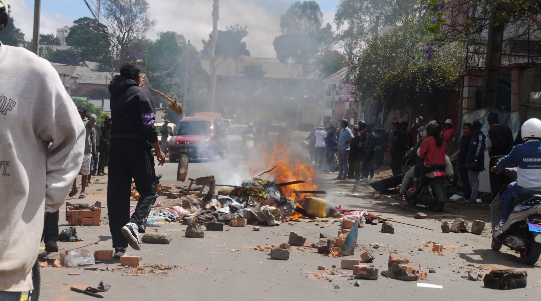 TSENA – Manohitra ny fanapahan-kevitry ny Kaominina Antananarivo amin’ny fanalana azy ireo mpivarotra amoron-dalana eny amin’ny sampanan’i Mahazoarivo