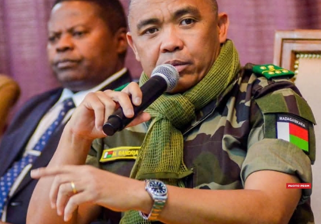 LUTTE CONTRE LA CORRUPTION – Le Colonel Michaël Randrianirina ordonne des affectations et des remplacements au sein des équipes travaillant à l’aéroport d’Ivato