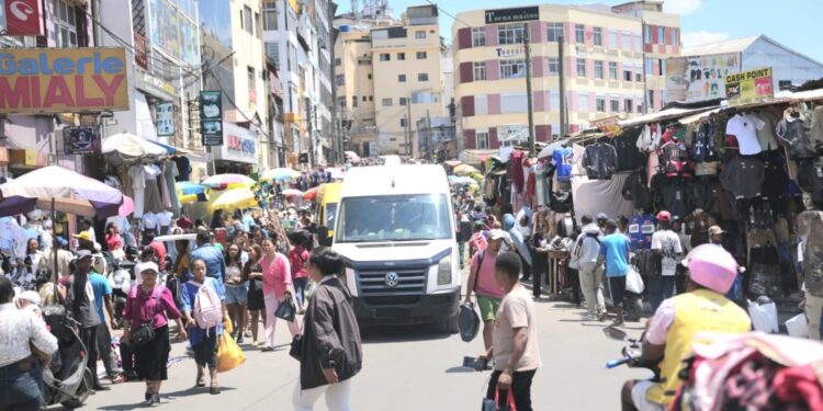 FANDAMINANA TSENA – Manentana ny mpanjifa tsy hividy zavatra eny amoron-dalana ny PDS-n’Antananarivo Ralambomanana Feno