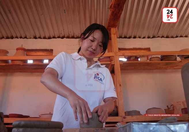 PORTRAIT – Karin Maruyama, la volontaire japonaise qui façonne les liens à travers la poterie