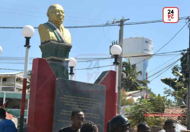 FAHATSIAROVANA – Naverina tamin’ilay sary sokitra teo aloha ny tsangambato fahatsiarovana ny Filoha teo aloha Tsiranana Philibert tany Antsohihy