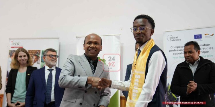 FORMATION EN ALTERNANCE – Une vingtaine de jeunes techniciens spécialisés en systèmes solaires photovoltaïques prêts à entrer dans le monde du travail